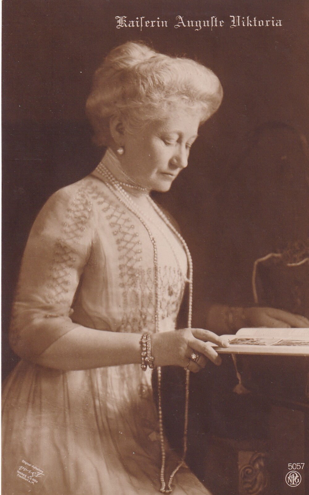 Bildpostkarte mit Foto der letzten deutschen Kaiserin Auguste Viktoria (1858-1921), 1914 (Schloß Wernigerode GmbH RR-F)