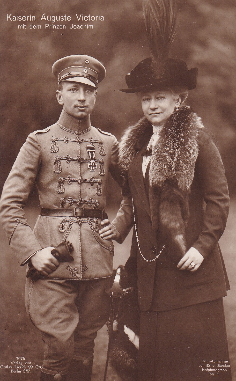 Bildpostkarte mit Foto der letzten deutschen Kaiserin Auguste Viktoria (1858-1940) mit ihrem Sohn Prinz Joachim von Preußen (1890-1920), 1916. (Schloß Wernigerode GmbH RR-F)