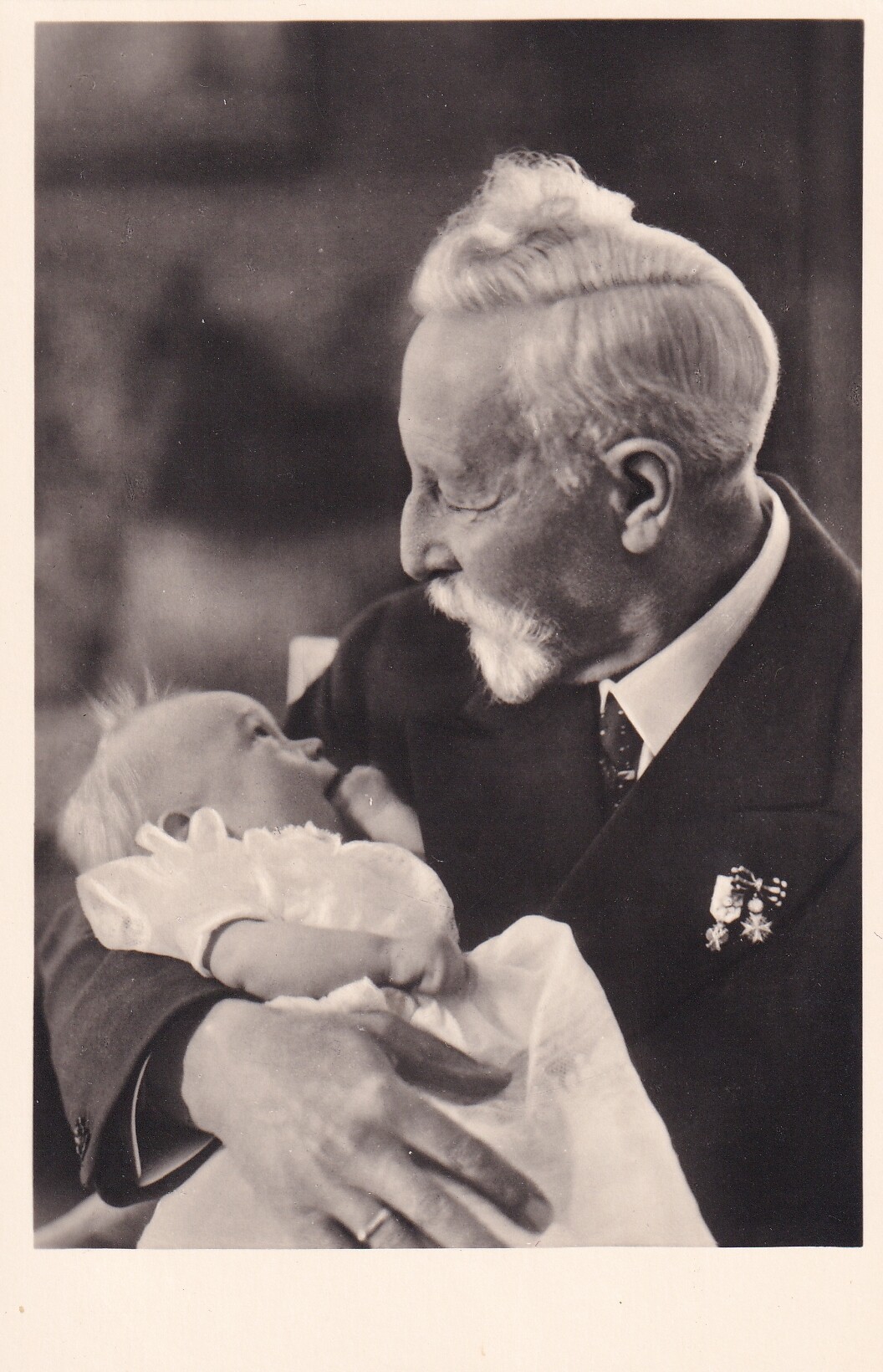 Bildpostkarte mit Foto des Ex-Kaisers Wilhelm II. (1859-1941) mit seinem ältesten Urenkel Friedrich Wilhelm Prinz von Preußen (1939-2015), 1939 (Schloß Wernigerode GmbH RR-F)