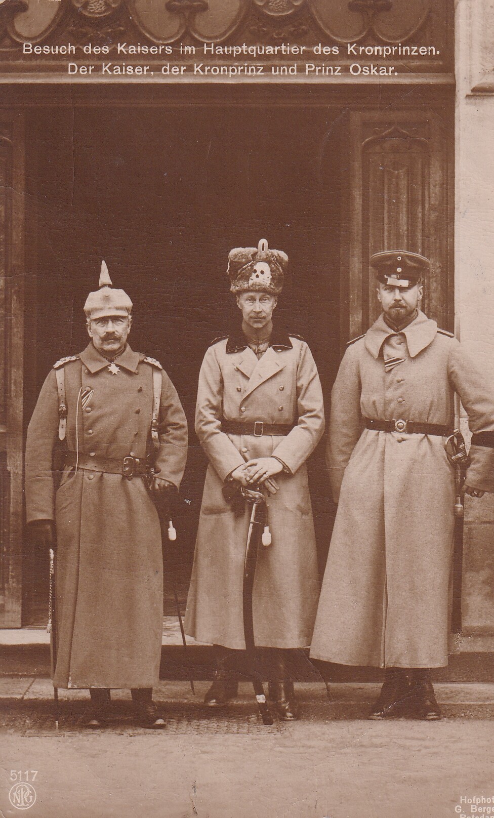 Bildpostkarte mit Foto Kaiser Wilhelms II. (1859-1941) im Hauptquartier des Kronprinzen Wilhelm (1882-1951) mit Prinz Oskar (1888-1958), 1915 (Schloß Wernigerode GmbH RR-F)