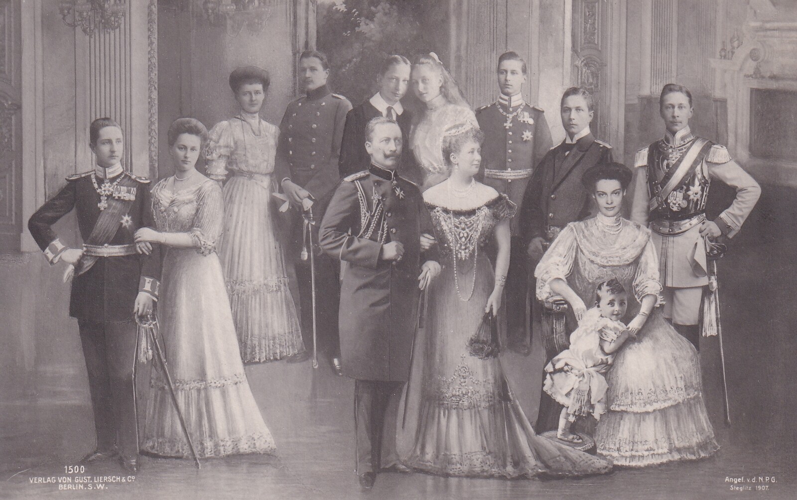 Bildpostkarte mit Fotomontage der deutschen Kaiserfamilie, 1907 (Schloß Wernigerode GmbH RR-F)