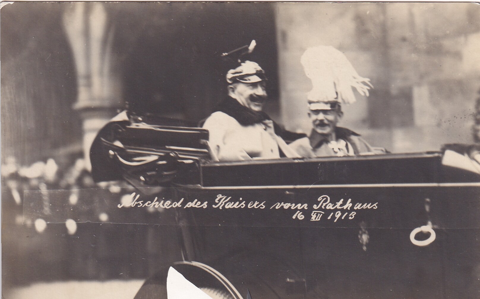 Bildpostkarte mit Foto von Kaiser Wilhelms II. (1859-1941) in einem Wagen vor einem Rathaus, 16. Dezember 1913 (Schloß Wernigerode GmbH RR-F)