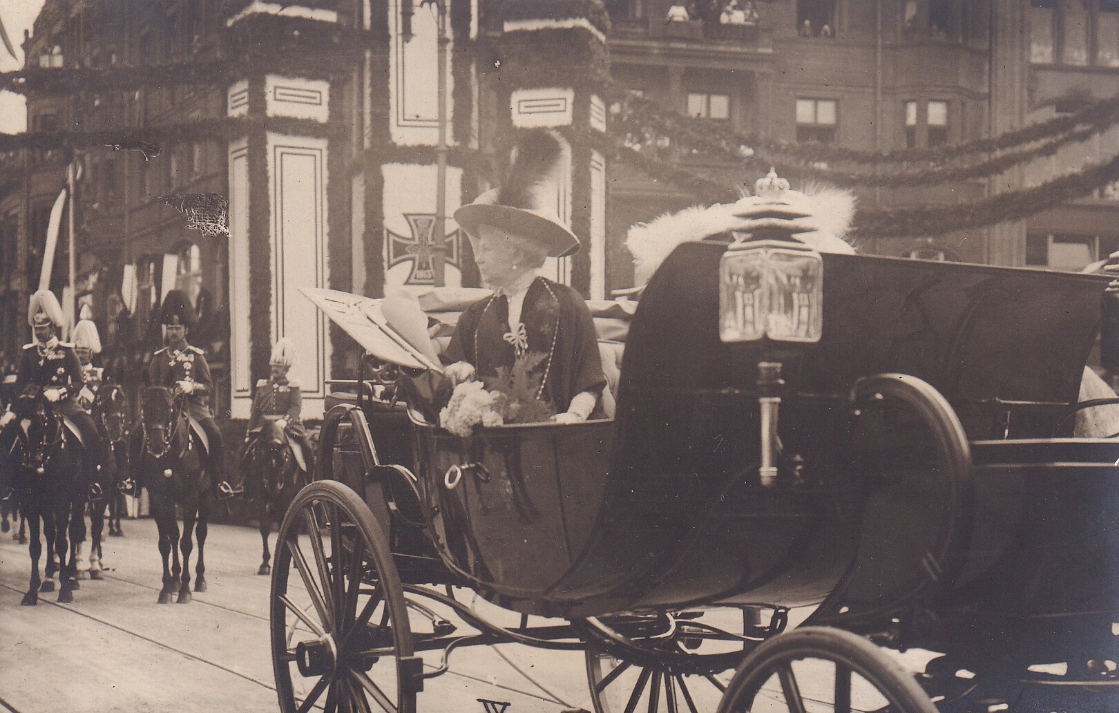 Bildpostkarte mit Foto der Kaiserin Auguste Viktoria (1858-1921) sich in einem Wagen umdrehend, Breslau 30. August 1913 (Schloß Wernigerode GmbH RR-F)
