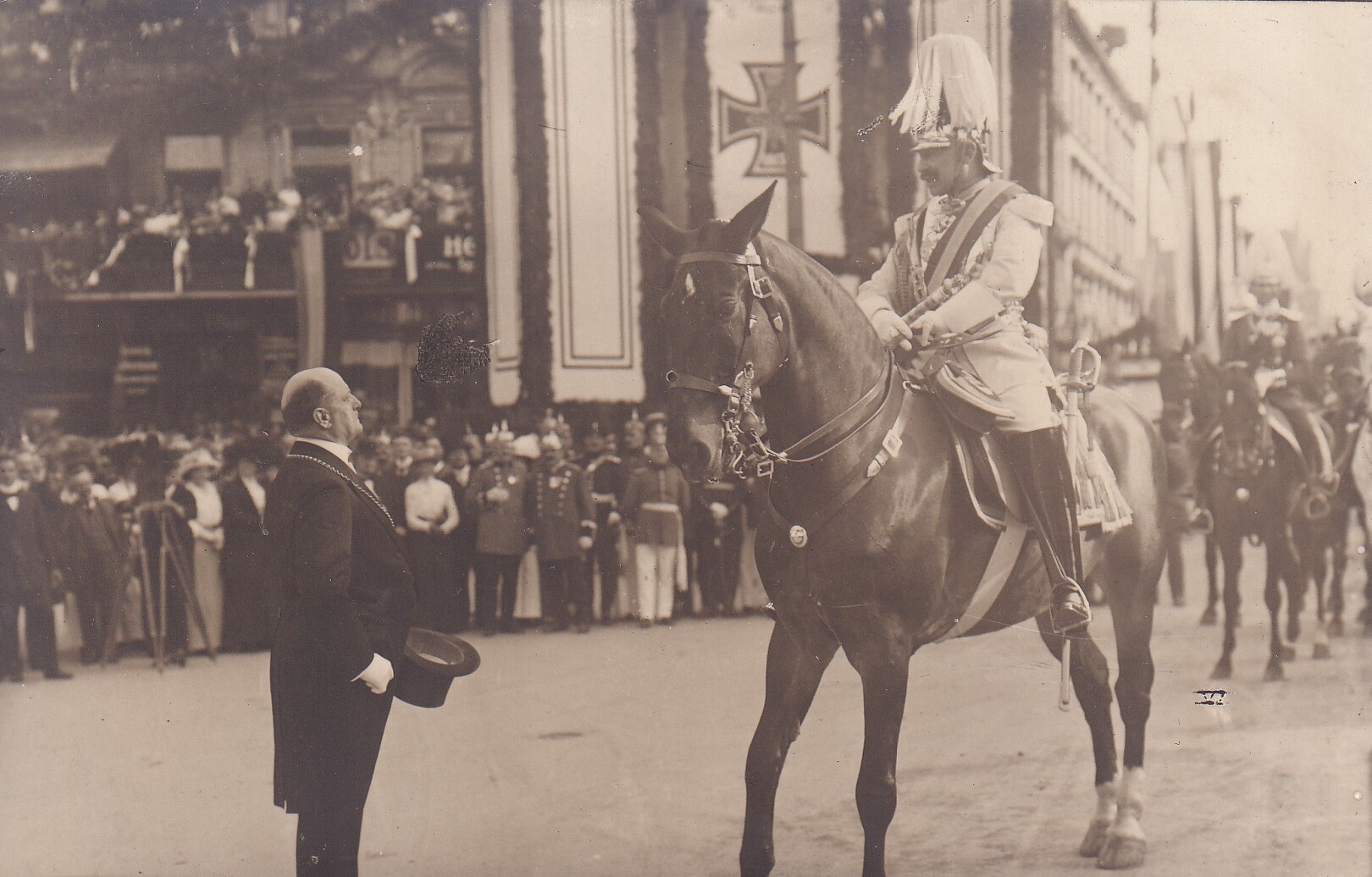 Bildpostkarte mit Foto Kaiser Wilhelms II. (1859-1941) zu Pferd beim Einzug in Breslau, 30. August 1913 (Schloß Wernigerode GmbH RR-F)