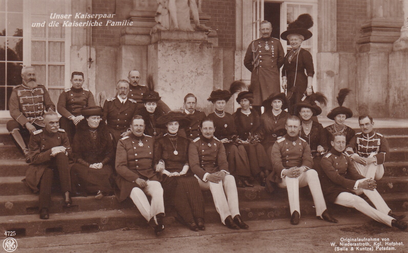 Bildpostkarte mit Foto der Familie Kaiser Wilhelms II. (1859-1941) vor dem Neuen Palais in Potsdam, 15. Juni 1913 (Schloß Wernigerode GmbH RR-F)
