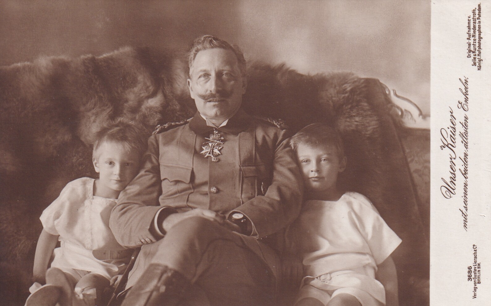 Bildpostkarte mit Foto Kaiser Wilhelms II. (1859-1941) mit seinen beiden ältesten Enkeln, 1910 (Schloß Wernigerode GmbH RR-F)