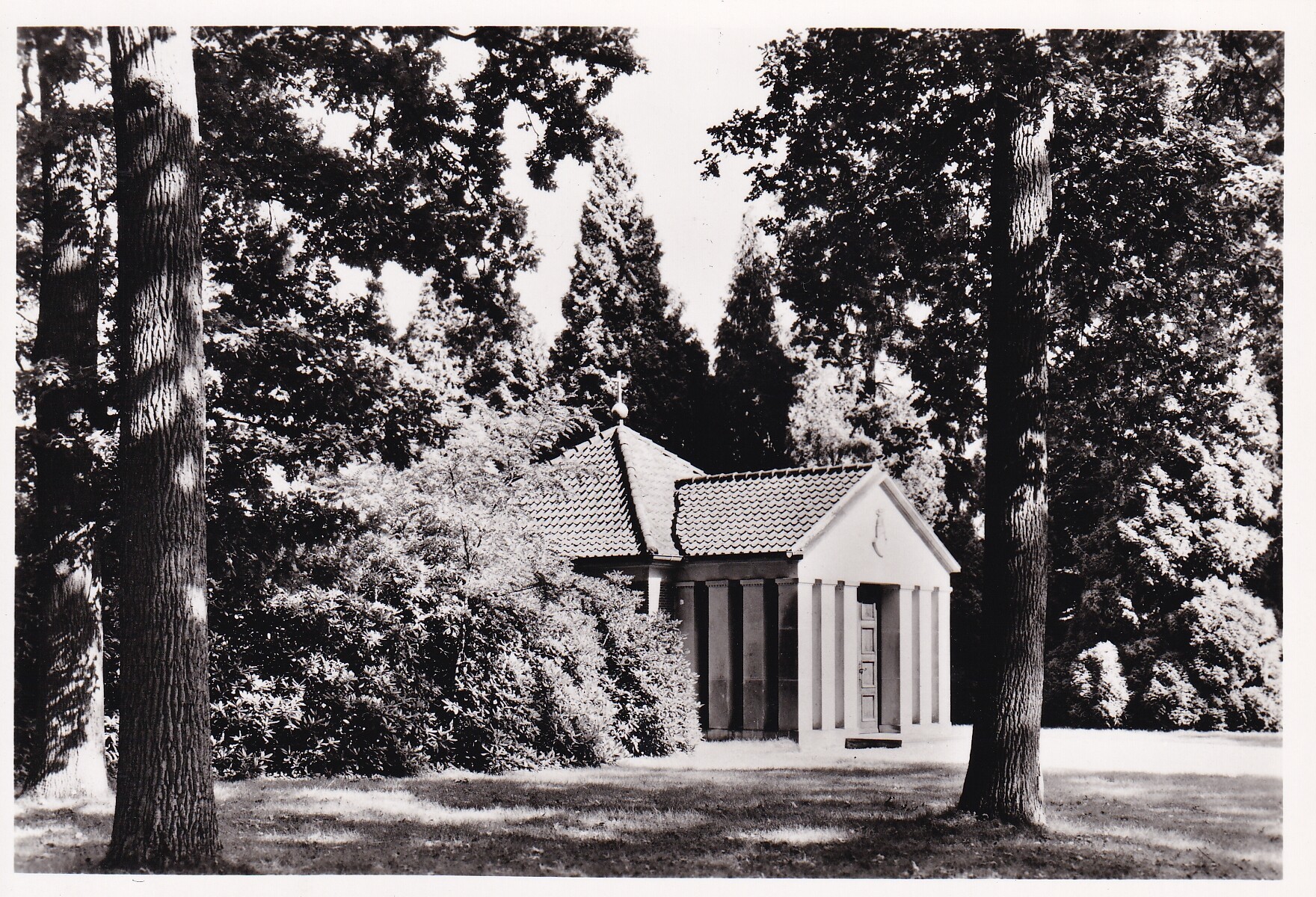 Bildpostkarte mit Foto des Mausoleums von Ex-Kaiser Wilhelm II. (1859-1941) im Park von Huis Doorn (NL), um 1950 (Schloß Wernigerode GmbH RR-F)