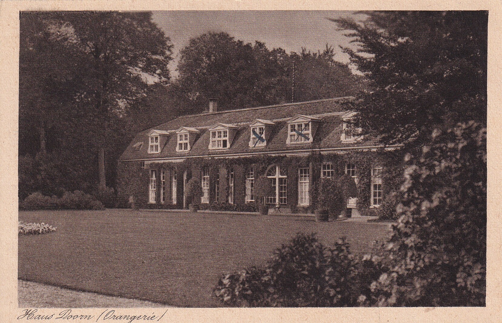 Bildpostkarte mit Foto der Orangerie von Huis Doorn (NL), dem Exilsitz des ehemaligen deutschen Kaisers Wilhelm II, um 1925 (Schloß Wernigerode GmbH RR-F)