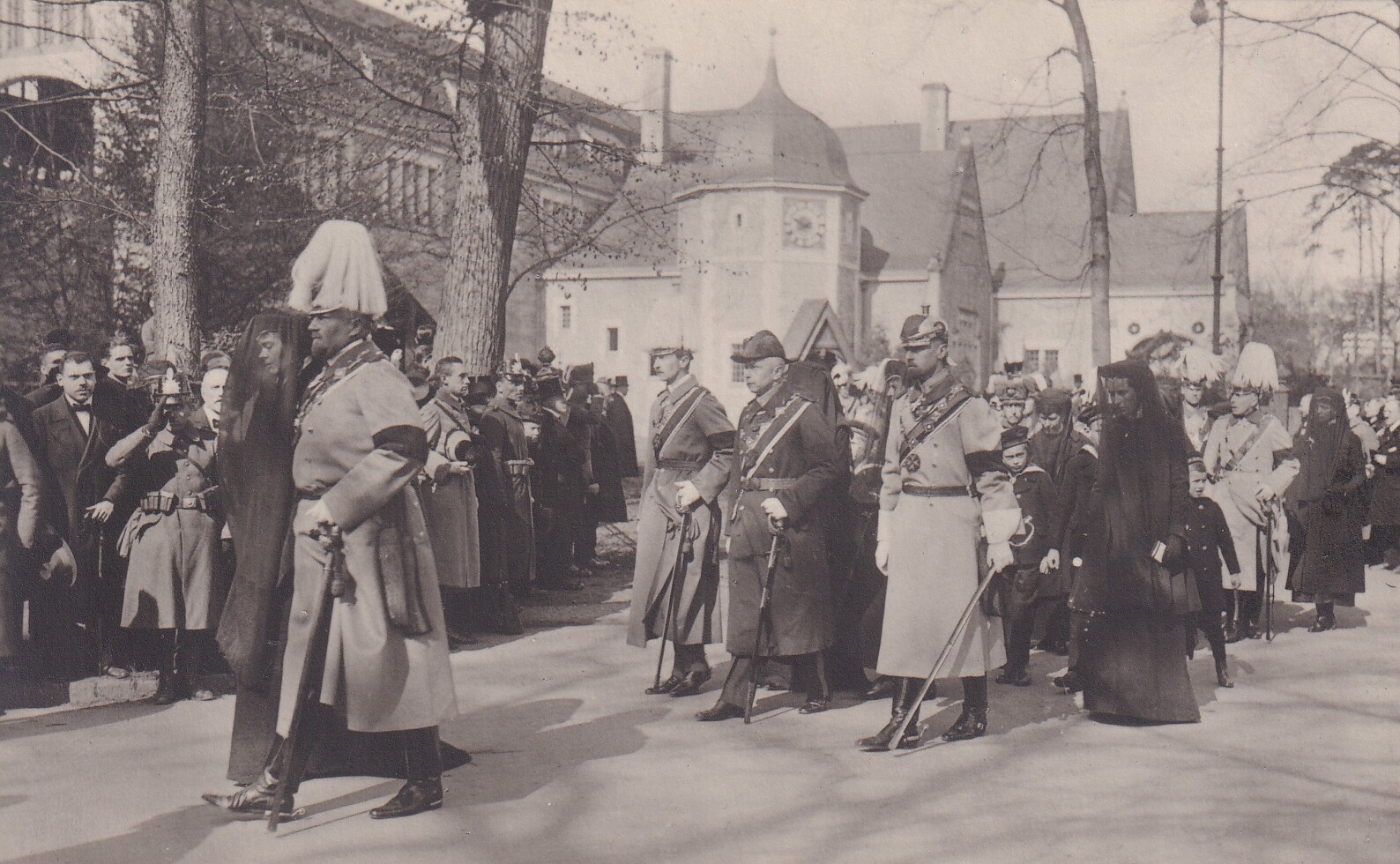 Bildpostkarte mit Foto des Trauerzugs bei der Beisetzung der ehemaligen deutschen Kaiserin Auguste Viktoria (1858-1921) in Potsdam, 19. April 1921 (Schloß Wernigerode GmbH RR-F)