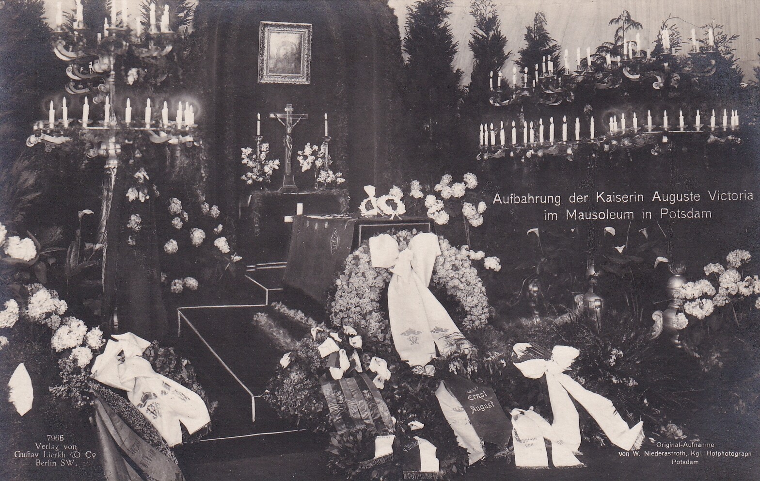 Bildpostkarte mit Foto des aufgebahrten Sargs der ehemaligen Kaiserin Auguste Viktoria (1858-1921) im Mausoleum in Potsdam, 19. April 1921 (Schloß Wernigerode GmbH RR-F)