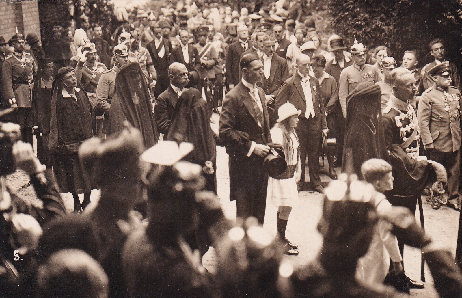 Bildpostkarte mit Foto des Trauerzugs bei der Beisetzung von Friedrich Sigismund Prinz von Preußen in Nikolskoe (Berlin), 12. Juli 1927 (Schloß Wernigerode GmbH RR-F)