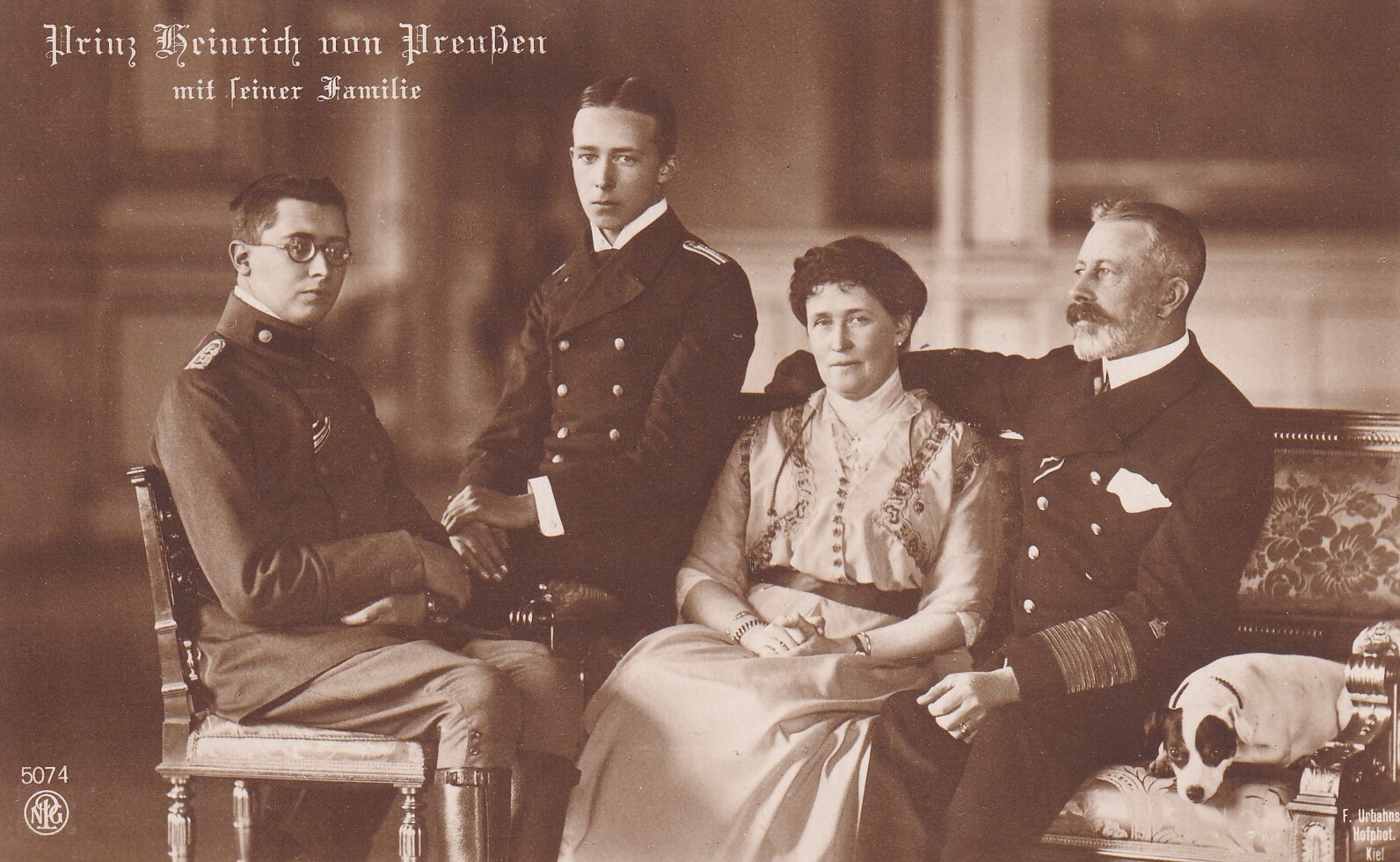 Bildpostkarte mit Foto des Prinzen Heinrich von Preußen (1862-1929) mit Ehefrau und zwei Söhnen, um 1914/15 (Schloß Wernigerode GmbH RR-F)