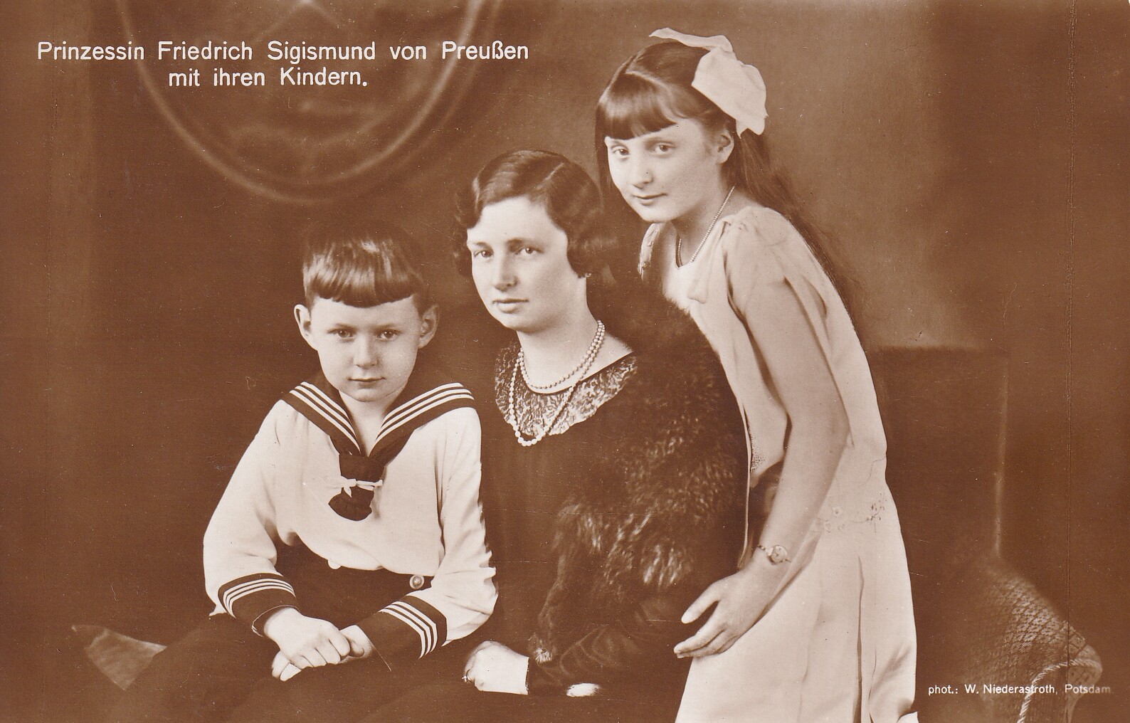 Bildpostkarte mit Foto von Marie Luise Prinzessin von Preußen (1897-1938) mit ihren beiden Kindern, 1928 (Schloß Wernigerode GmbH RR-F)