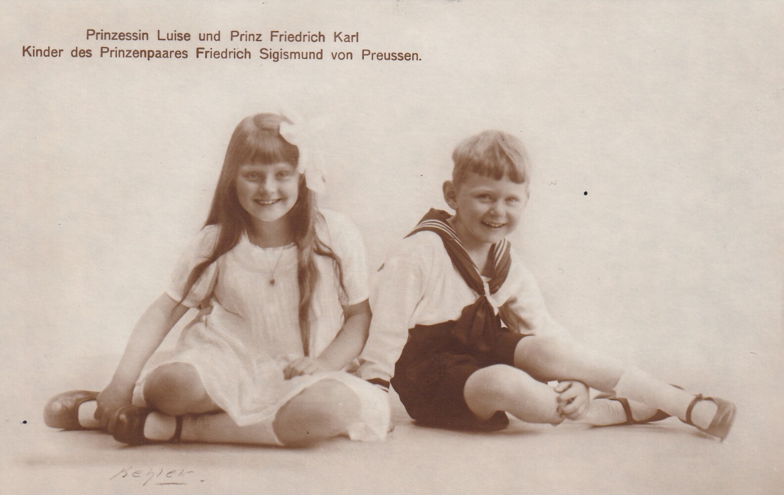 Bildpostkarte mit Foto der Geschwister Luise Prinzessin von Preußen (1917-2009) und Friedrich Karl Prinz von Preußen (1919-2006), 1925 (Schloß Wernigerode GmbH RR-F)