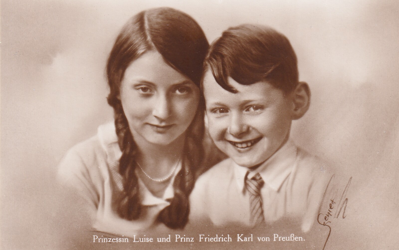 Bildpostkarte mit Foto der Geschwister Luise Prinzessin von Preußen (1917-2009) und Friedrich Karl Prinz von Preußen (1919-2006), um 1930 (Schloß Wernigerode GmbH RR-F)