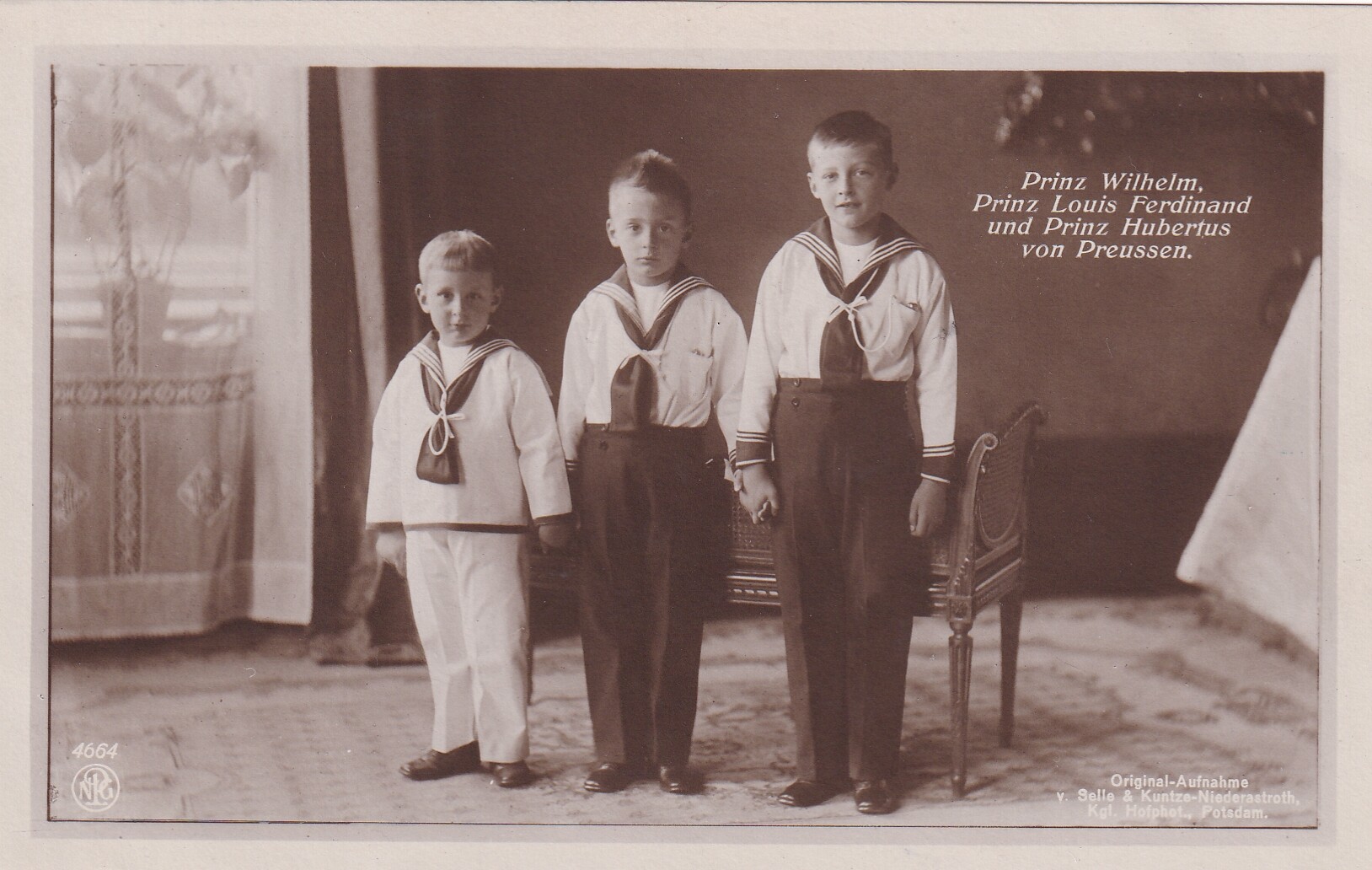Bildpostkarte mit Foto der drei ältesten Söhne des letzten deutschen Kronprinzenpaares, 1913 (Schloß Wernigerode GmbH RR-F)