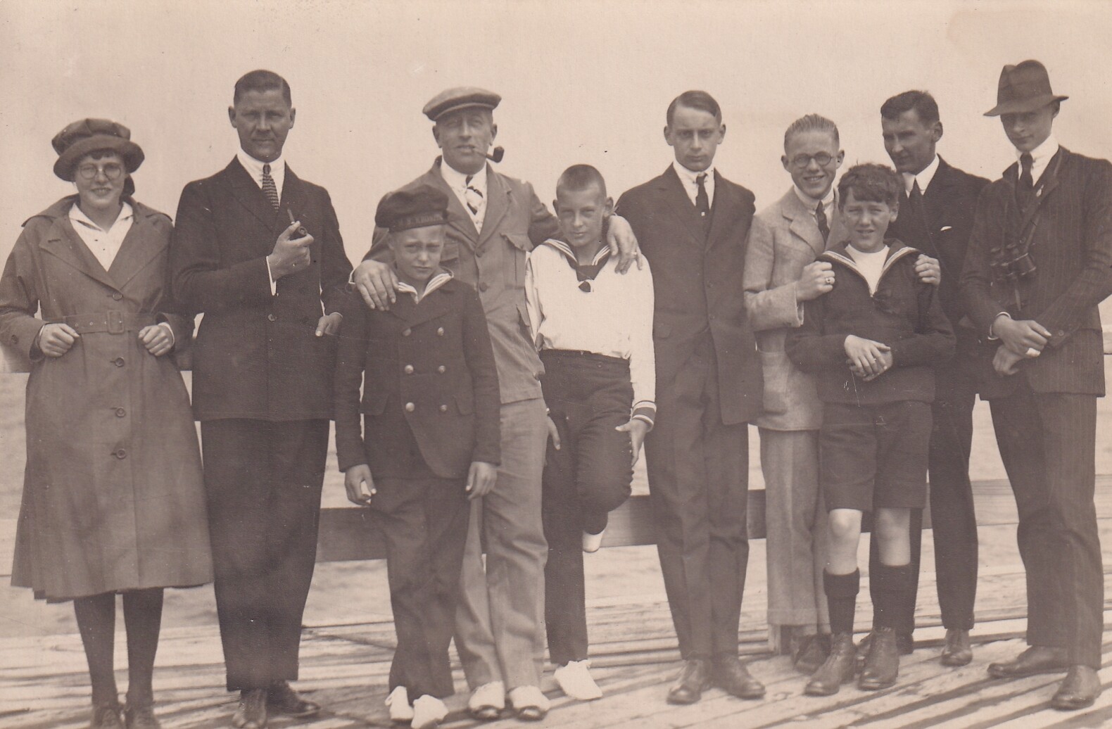 Bildpostkarte mit den vier Söhnen des deutschen Kronprinzenpaares mit Felix Graf Luckner (1881-1966) und anderen Personen in Heiligendamm, 1923 (Schloß Wernigerode GmbH RR-F)