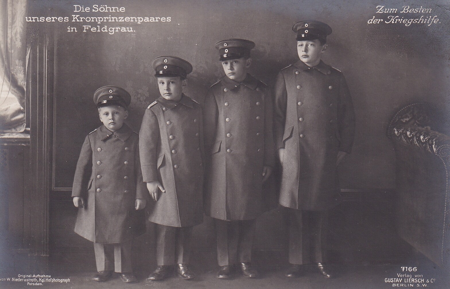 Bildpostkarte mit Foto der vier Söhne des deutschen Kronprinzenpaares in Feldgrau, 1914 (Schloß Wernigerode GmbH RR-F)