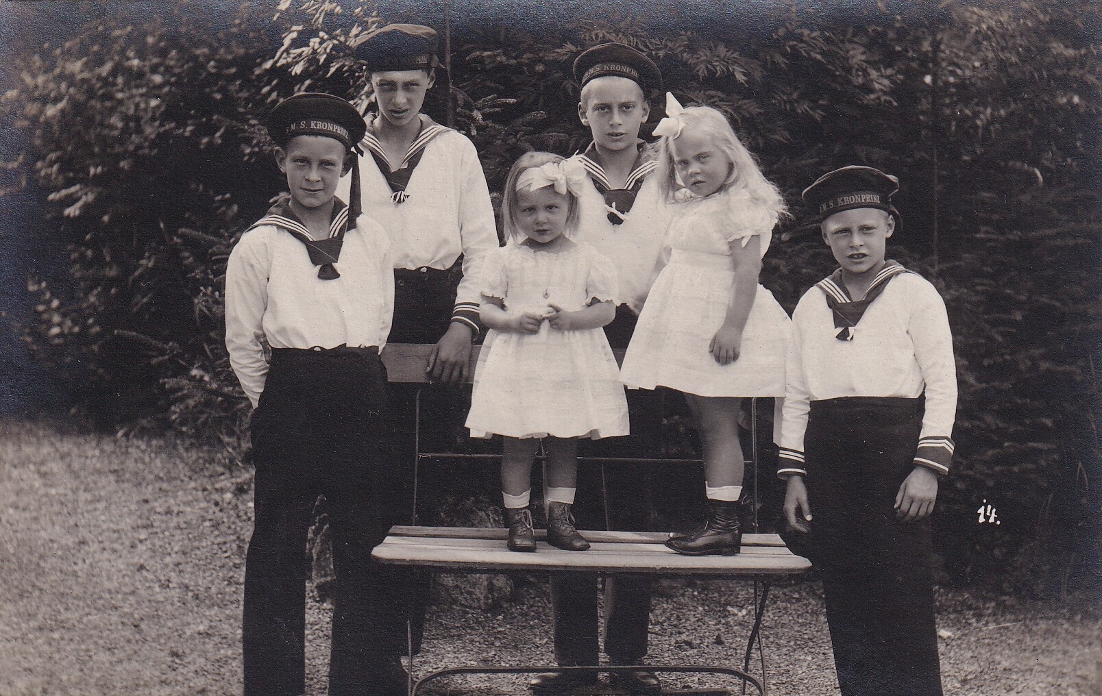 Bildpostkarte mit Foto der sechs Kinder des ehemaligen deutschen Kronprinzenpaares, 1920 (Schloß Wernigerode GmbH RR-F)