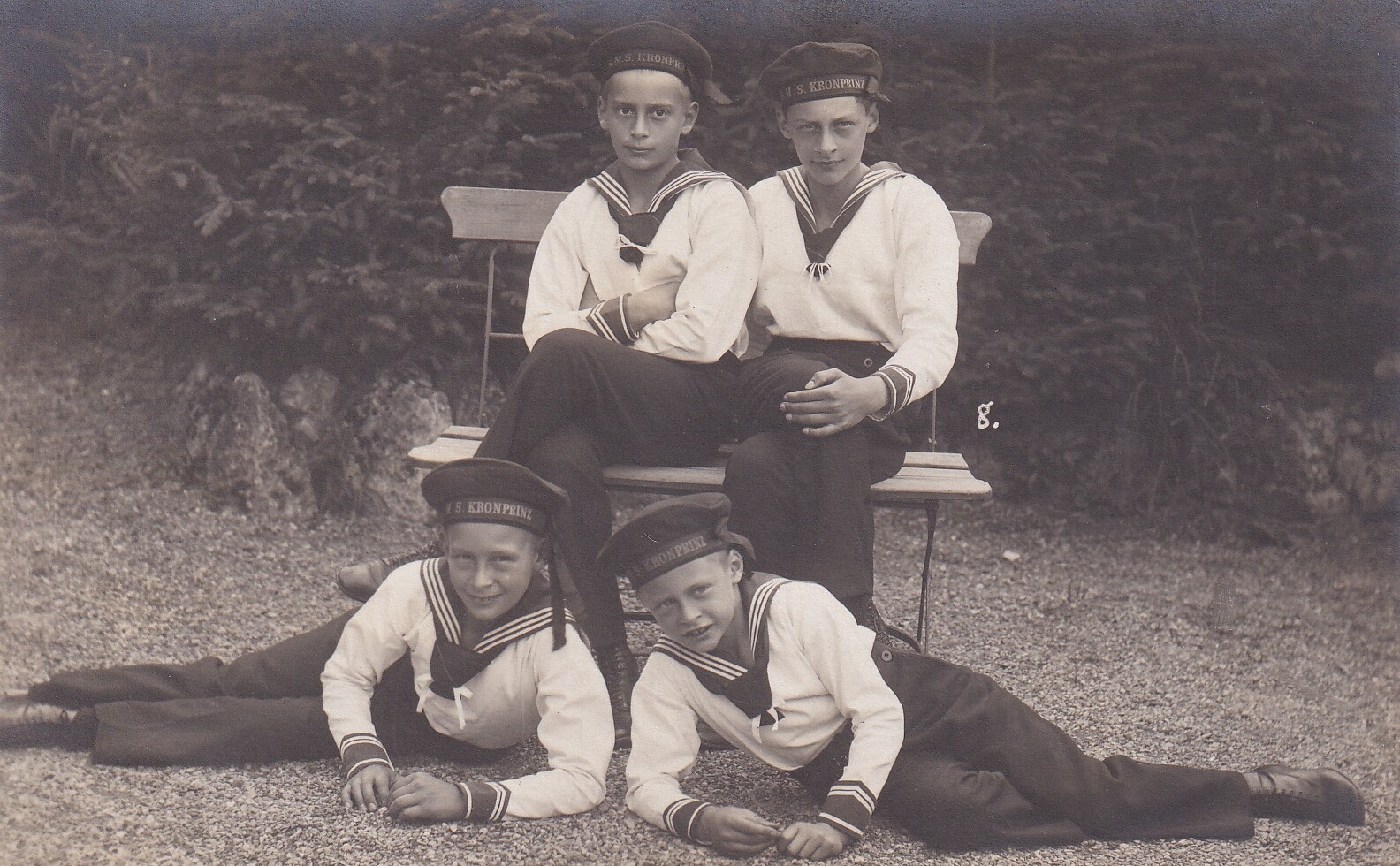 Bildpostkarte mit Foto der vier Söhne des ehemaligen deutschen Kronprinzenpaares, Berchtesgaden 1920 (Schloß Wernigerode GmbH RR-F)