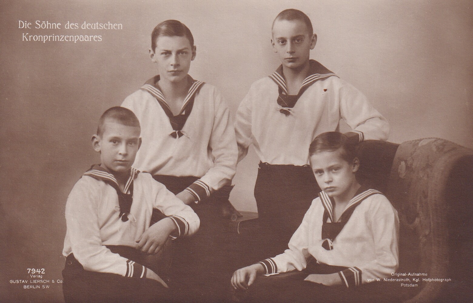 Bildpostkarte mit Foto der vier Söhne des ehemaligen deutschen Kronprinzenpaares, 1920 (Schloß Wernigerode GmbH RR-F)