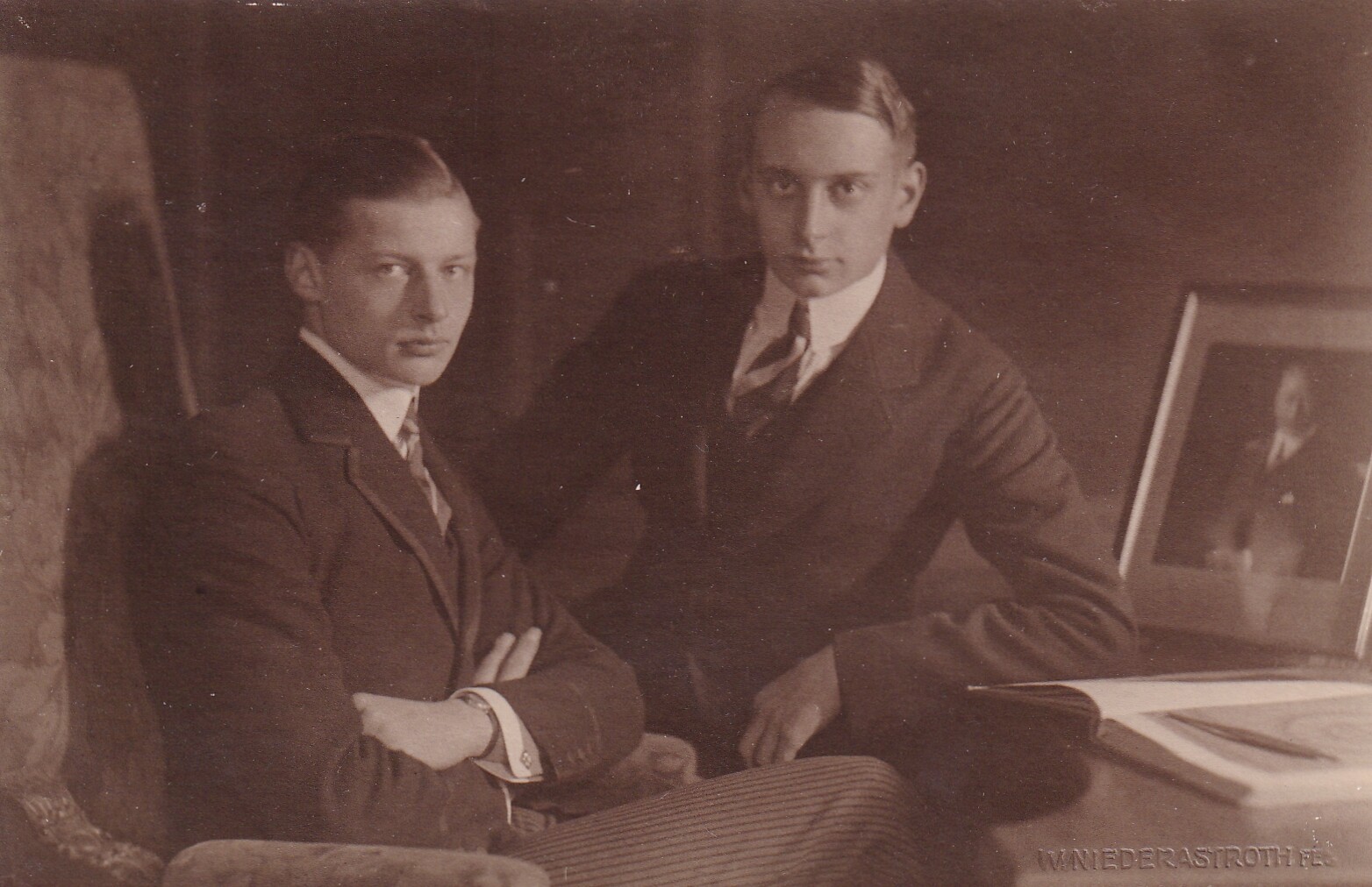 Bildpostkarte mit Foto der beiden ältesten Söhne des ehemaligen deutschen Kronprinzenpaares, 1924 (Schloß Wernigerode GmbH RR-F)
