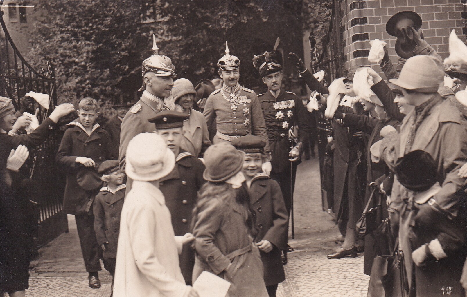 Bildpostkarte mit Foto von Mitgliedern des ehemaligen preußischen Königshauses auf dem Weg zu einer Konfirmation in Potsdam, 25. Mai 1927 (Schloß Wernigerode GmbH RR-F)