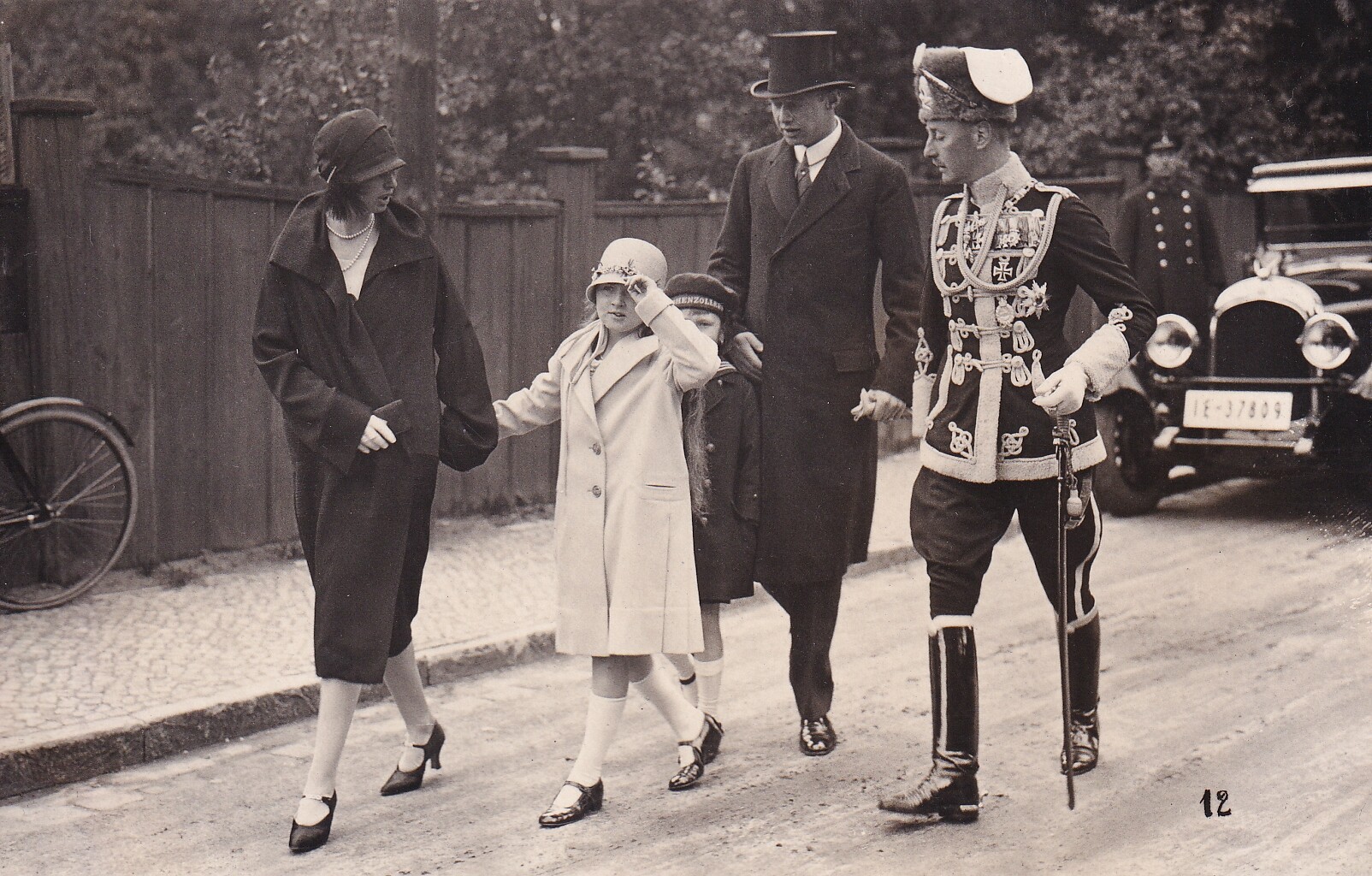 Bildpostkarte mit Foto von Friedrich Sigismund Prinz von Preußen mit Familie auf dem Weg zu Konfirmation in Potsdam, 25. Mai 1927 (Schloß Wernigerode GmbH RR-F)