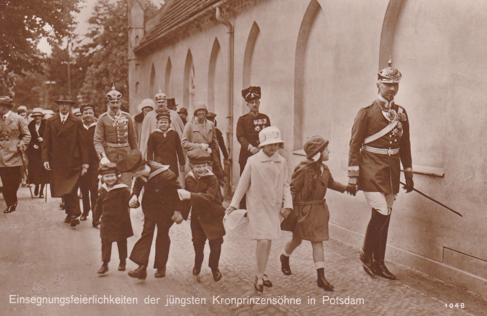 Bildpostkarte mit Foto von Angehörigen der ehemaligen Herrscherhäuser Preußen und Hannover nach einer Konfirmation in Potsdam, 25.05.1927 (Schloß Wernigerode GmbH RR-F)