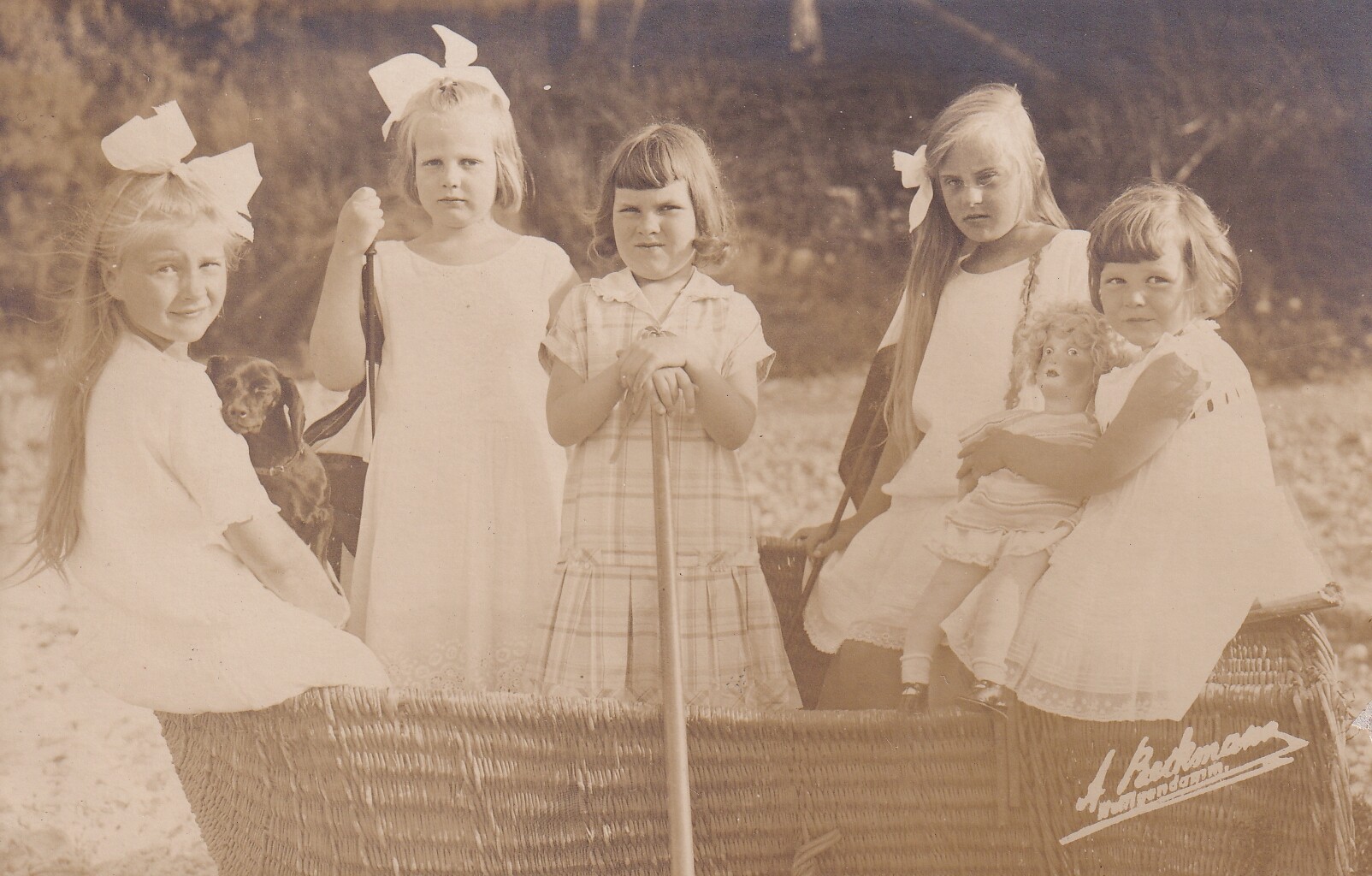 Bildpostkarte mit Foto von Kindern aus den ehemaligen Herrscherhäusern Preußen und Mecklenburg, Heiligendamm, 1926 (Schloß Wernigerode GmbH RR-F)