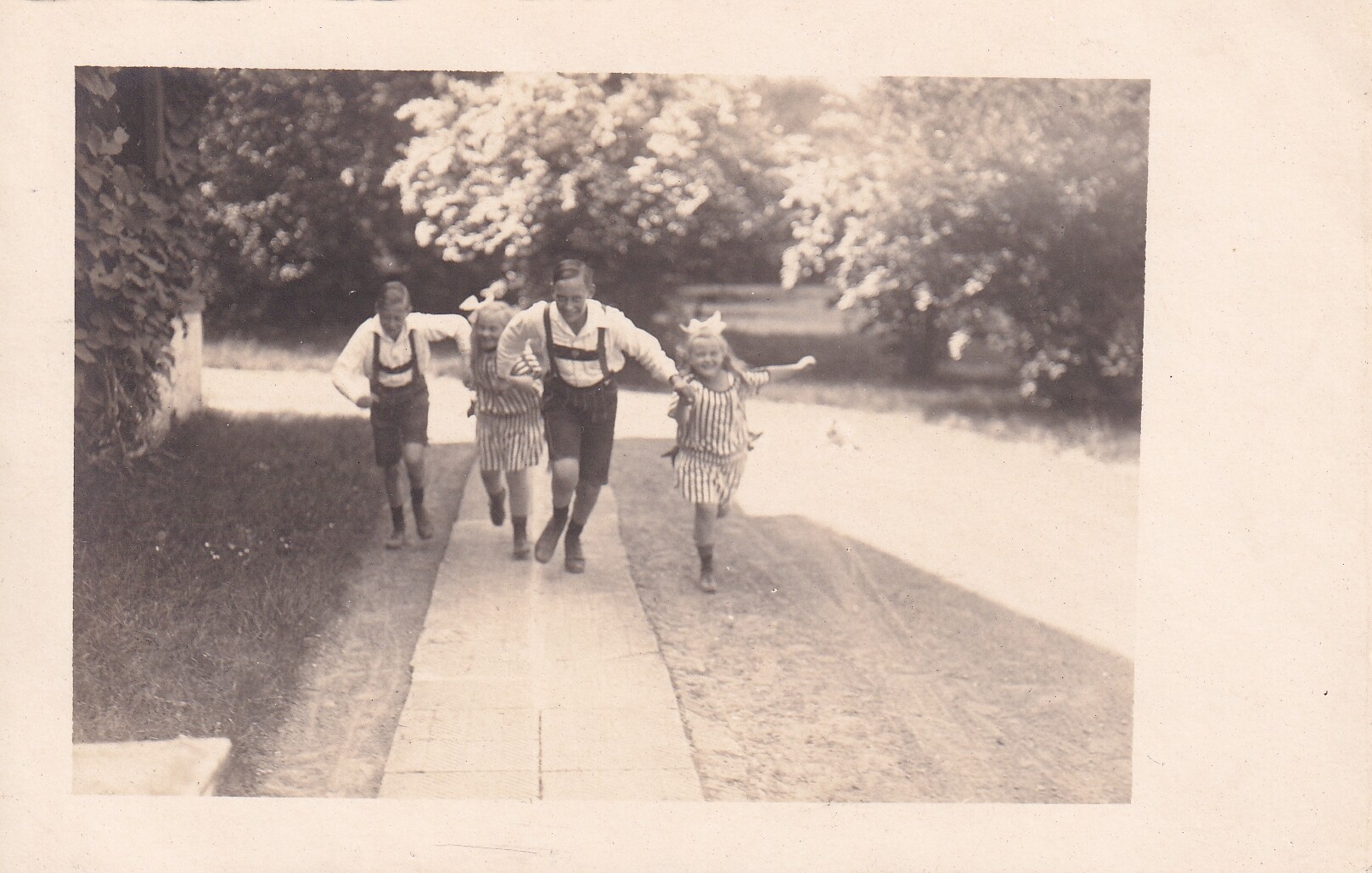 Bildpostkarte mit Foto der vier jüngsten Kinder des ehemaligen deutschen Kronprinzenpaares in Heiligendamm, 1924 (Schloß Wernigerode GmbH RR-F)