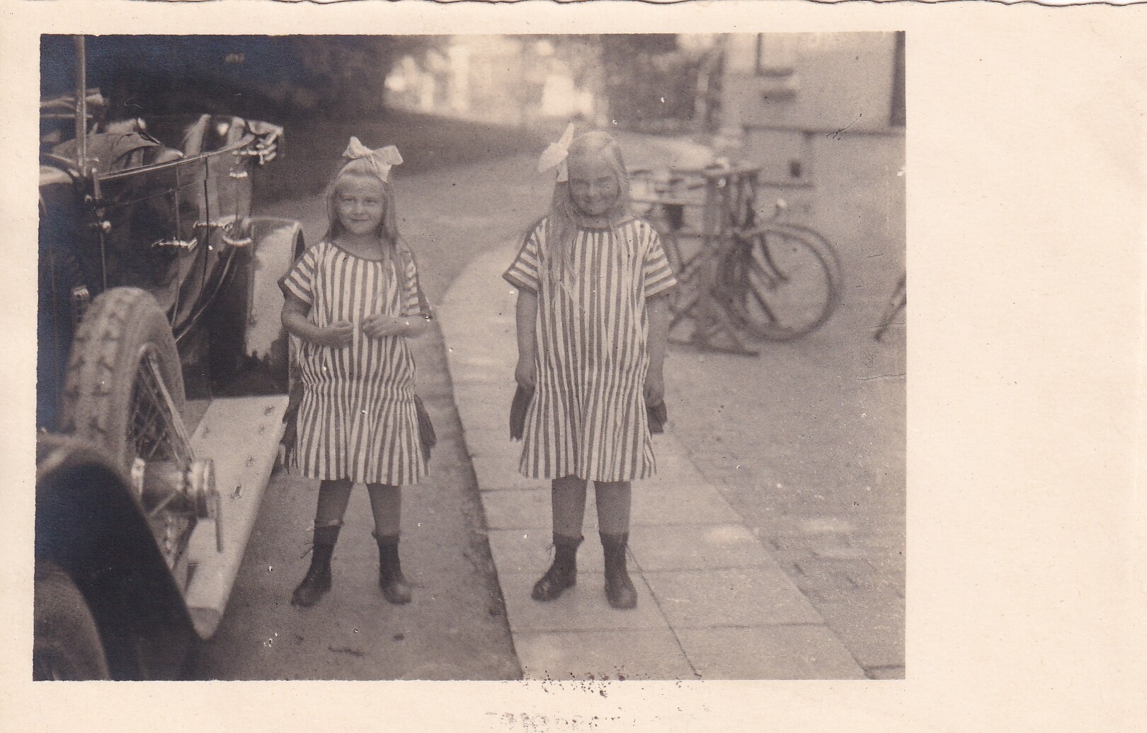 Bildpostkarte mit Foto der beiden Töchter des ehemaligen deutschen Kronprinzenpaares in Heiligendamm, 1924 (Schloß Wernigerode GmbH RR-F)