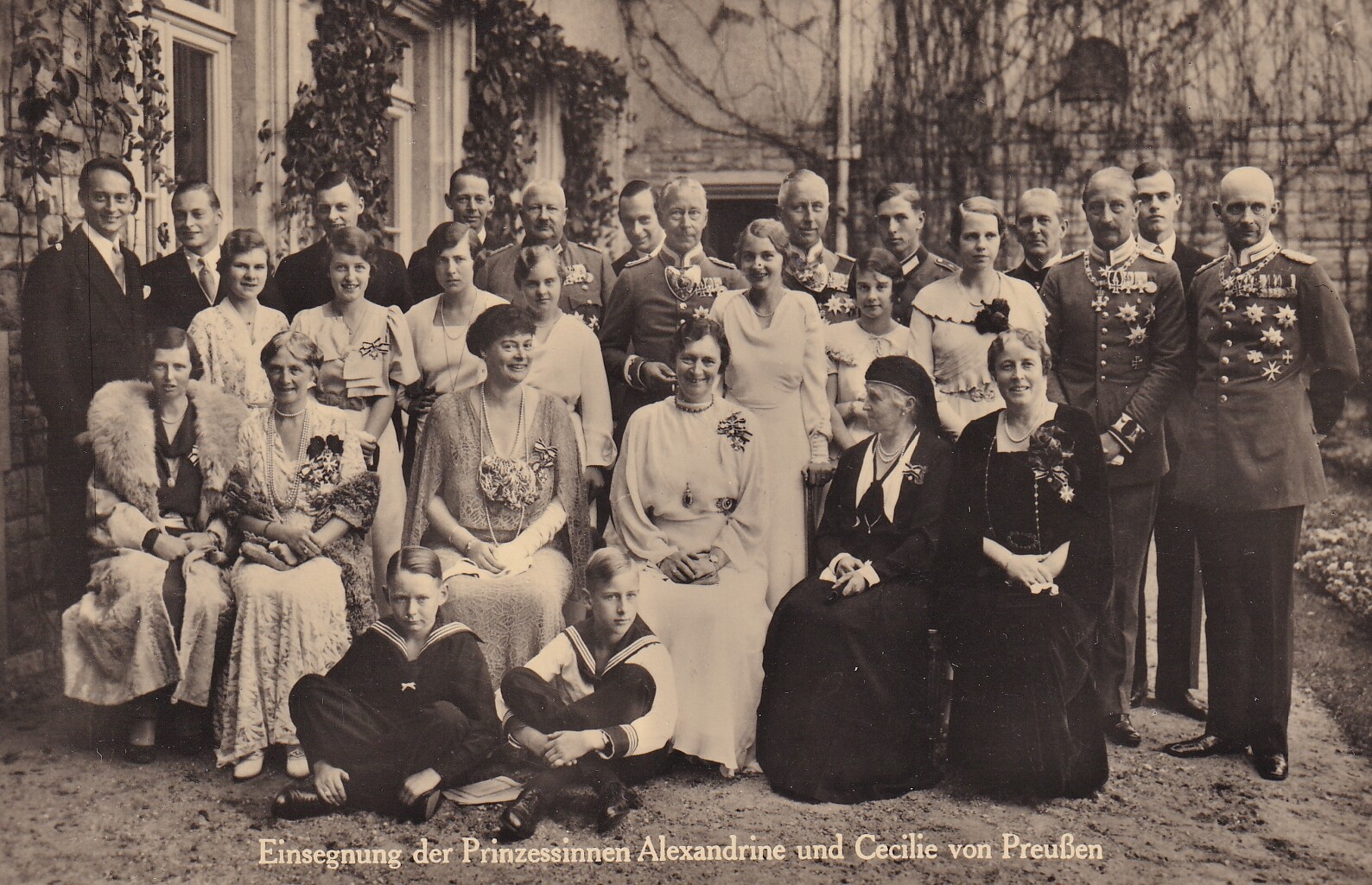 Bildpostkarte mit Gruppenfoto nach der Konfirmation der beiden Töchter des ehemaligen deutschen Kronprinzenpaares in Potsdam, 22.10.1934 (Schloß Wernigerode GmbH RR-F)