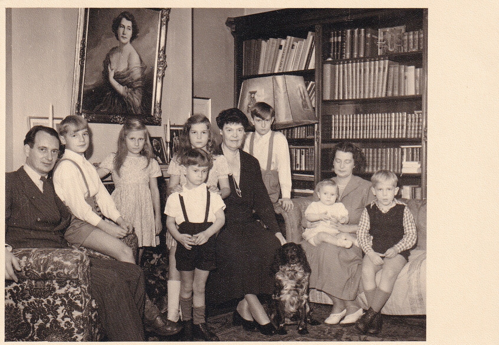 Bildpostkarte mit Foto der ehemaligen deutschen Kronprinzessin Cecilie und der Familie ihres Sohnes Louis Ferdinand Prinz von Preußen, 1950 (Schloß Wernigerode GmbH RR-F)