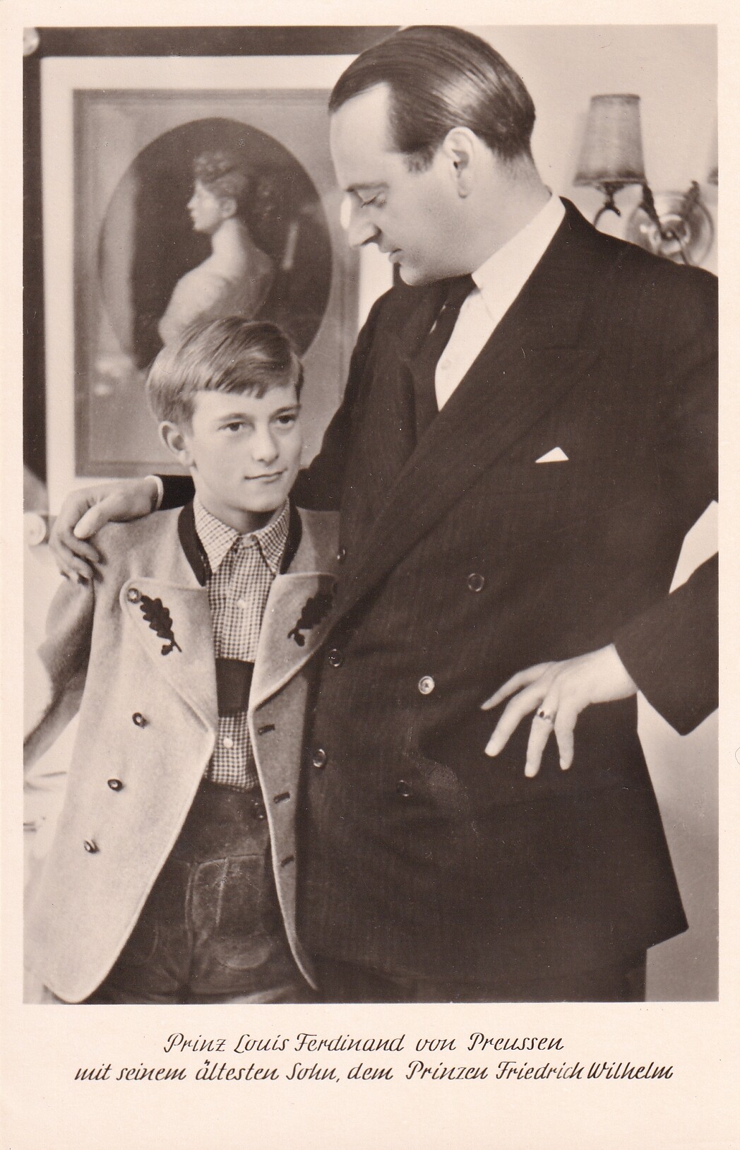 Bildpostkarte mit Foto von Louis Ferdinand Prinz von Preußen (1907-1994) mit seinem ältesten Sohn Friedrich Wilhelm (1939-2015), um 1950 (Schloß Wernigerode GmbH RR-F)