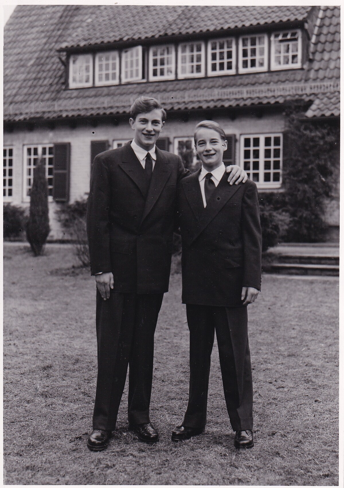 Bildpostkarte mit Foto der Brüder Friedrich Wilhelm (1939-2015) und Michael (1940-2014) Prinzen von Preußen, Bremen 2.4.1954 (Schloß Wernigerode GmbH RR-F)