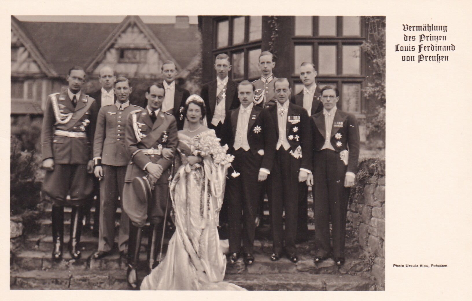 Bildpostkarte mit Gruppenfoto von der Hochzeit des Louis Ferdinand Prinz von Preußen (1907-1994) mit Kira Großfürstin von Russland (1909-1967), 2.5.19 (Schloß Wernigerode GmbH RR-F)