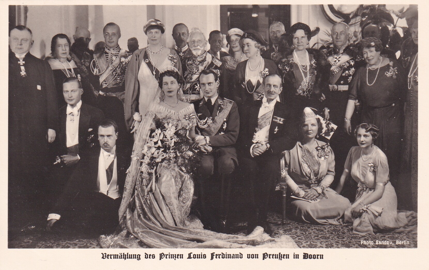 Bildpostkarte mit Gruppenfoto von der Hochzeit des Louis Ferdinand Prinz von Preußen (1907-1994) mit Kira Großfürstin von Russland (1909-1967), 4.5.19 (Schloß Wernigerode GmbH RR-F)