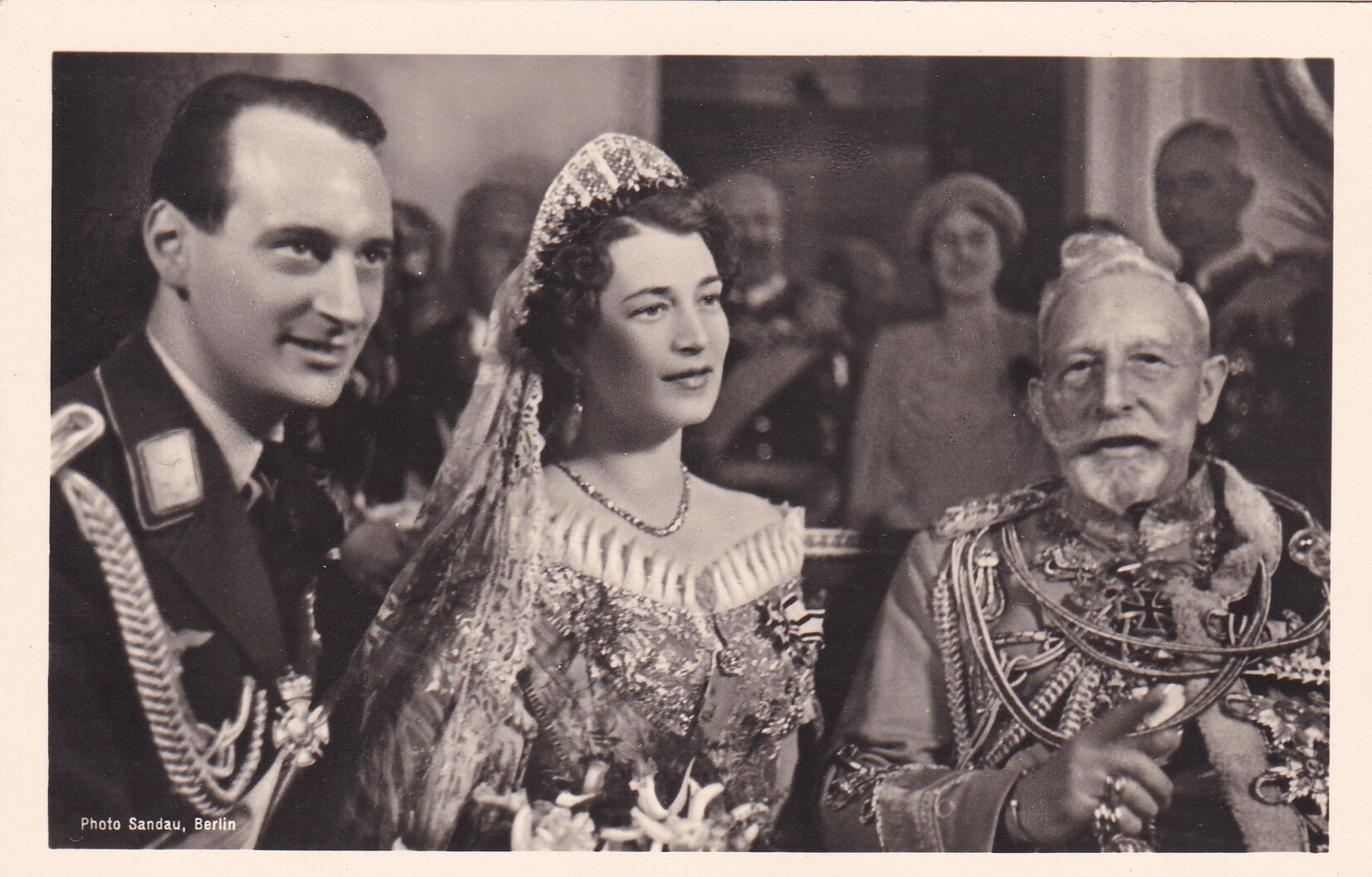 Bildpostkarte mit Foto des Brautpaares Louis Ferdinand Prinz von Preußen (1907-1994) und Kira Großfürstin von Russland (1909-1967) mit Ex-Kaiser Wilhe (Schloß Wernigerode GmbH RR-F)