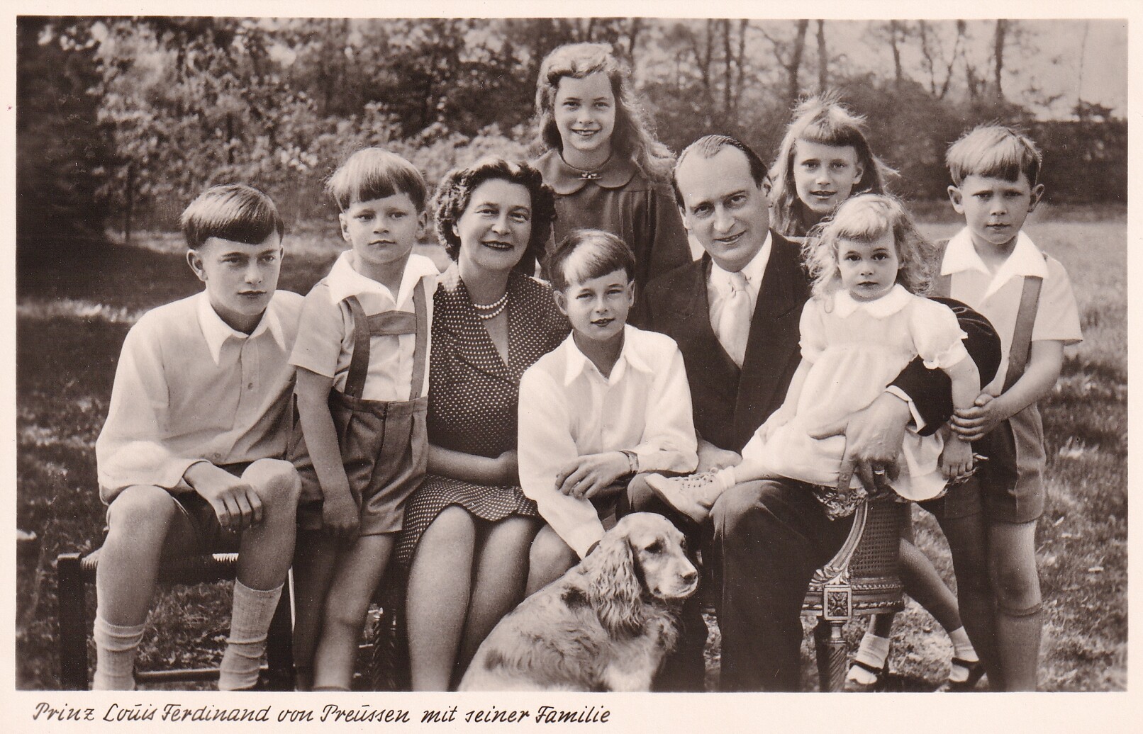 Bildpostkarte mit Gruppenfoto der Familie des Louis Ferdinand Prinz von Preußen (1994-1997), um 1952 (Schloß Wernigerode GmbH RR-F)