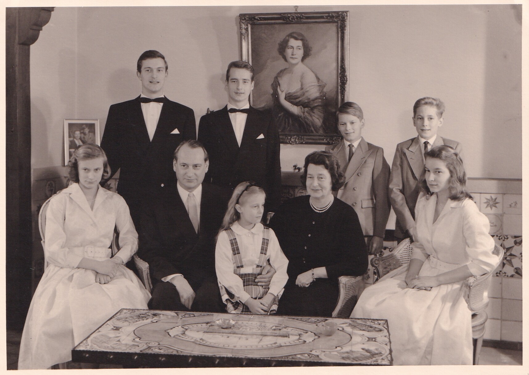 Bildpostkarte mit Gruppenfoto der Familie des Louis Ferdinand Prinz von Preußen (1907-1994) bei der Konfirmation seiner beiden ältesten Töchter, Mai 1 (Schloß Wernigerode GmbH RR-F)