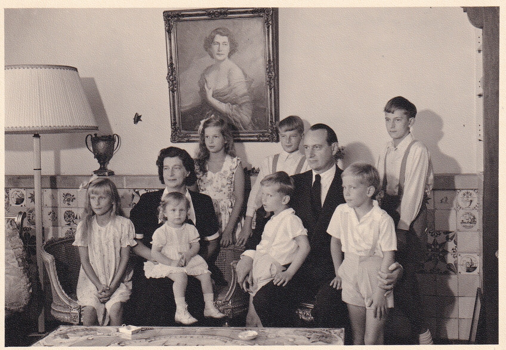 Bildpostkarte mit Gruppenfoto der Familie des Louis Ferdinand Prinz von Preußen (1994-1997), 1951 (Schloß Wernigerode GmbH RR-F)