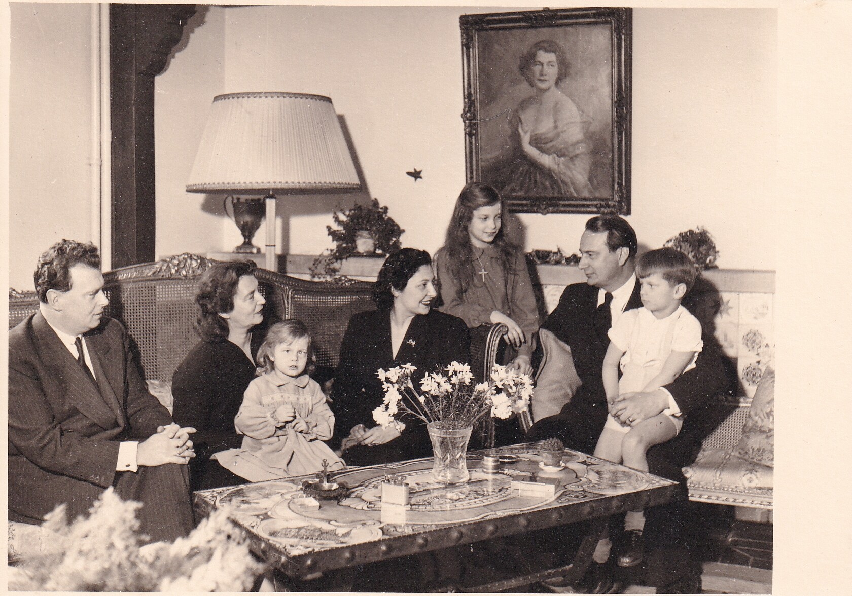 Bildpostkarte mit Gruppenfoto der Familie des Louis Ferdinand Prinz von Preußen (1907-1994) mit Schwager und Schwägerin, um 1952 (Schloß Wernigerode GmbH RR-F)