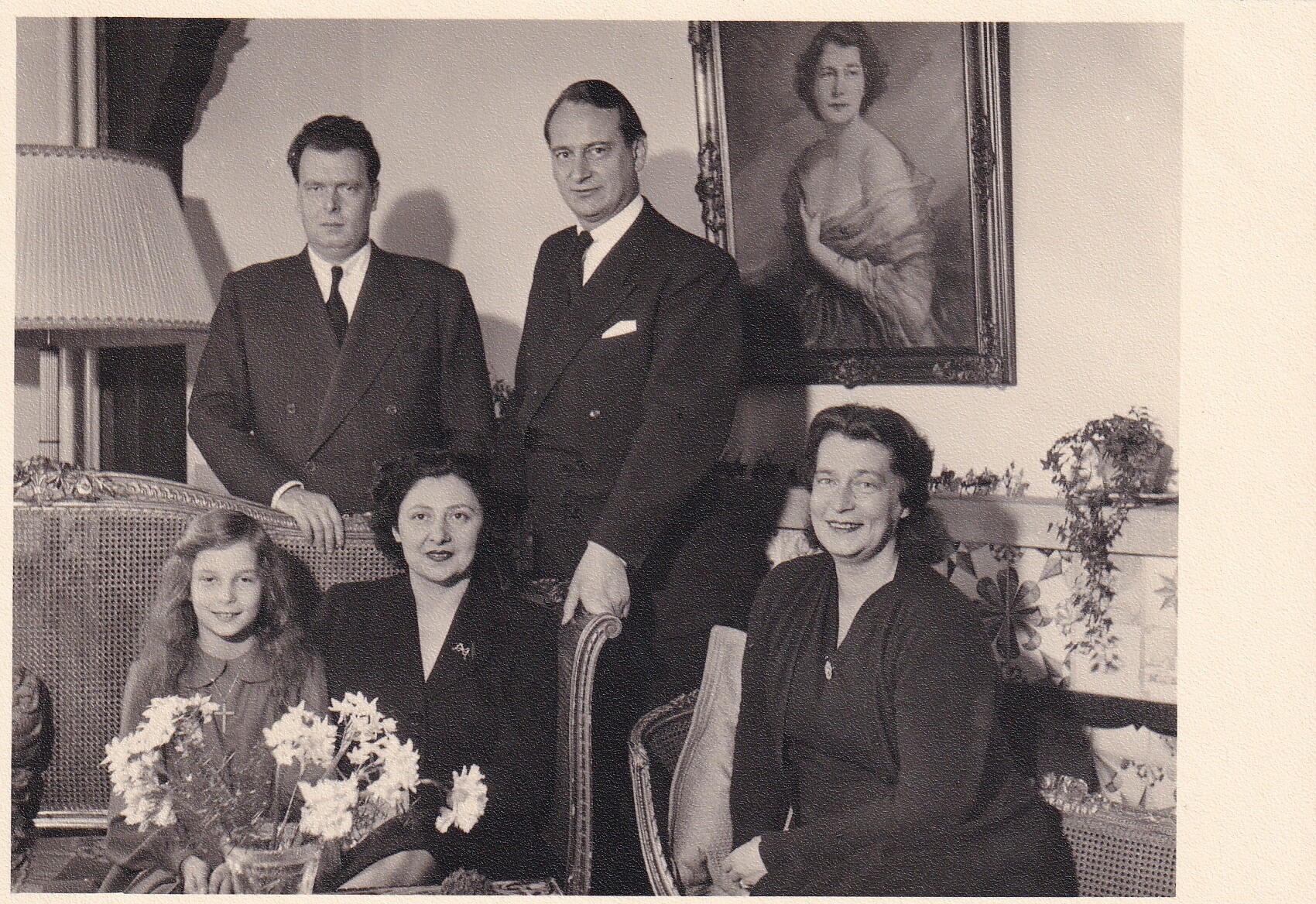 Bildpostkarte mit Gruppenfoto von Familienangehörigen des Louis Ferdinand Prinz von Preußen (1907-1994) mit Schwager und Schwägerin, 1952 (Schloß Wernigerode GmbH RR-F)