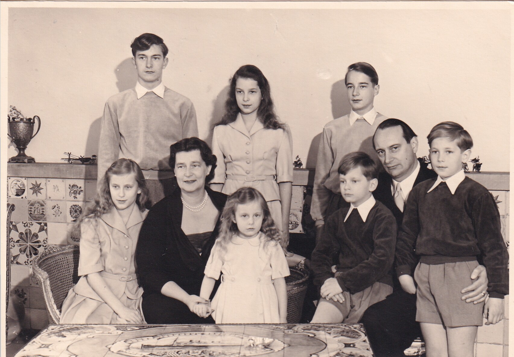 Bildpostkarte mit Gruppenfoto der Familie des Louis Ferdinand Prinz von Preußen (1994-1997), 1954 (Schloß Wernigerode GmbH RR-F)