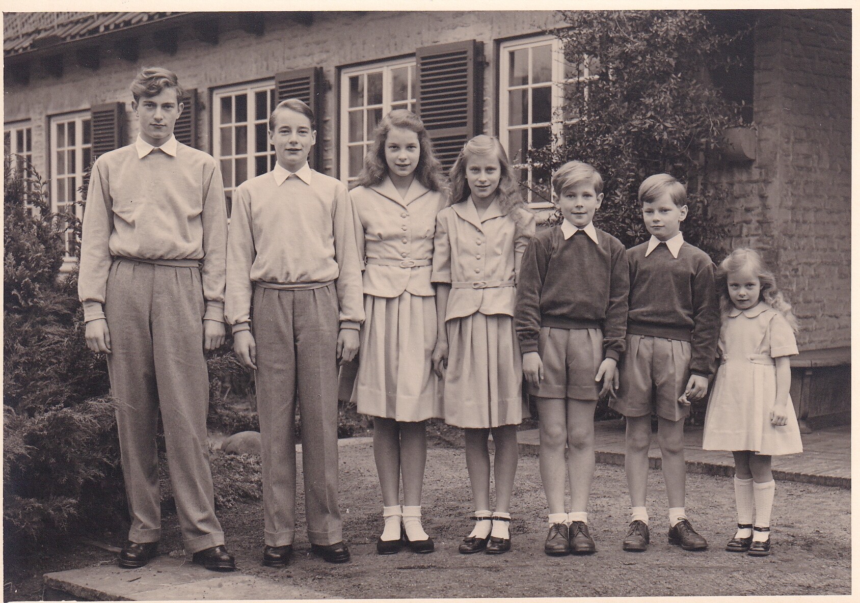 Bildpostkarte mit Gruppenfoto der sieben Kinder des Louis Ferdinand Prinz von Preußen (1907-1994) und seiner Frau Kira (1909-1967), 1954 (Schloß Wernigerode GmbH RR-F)