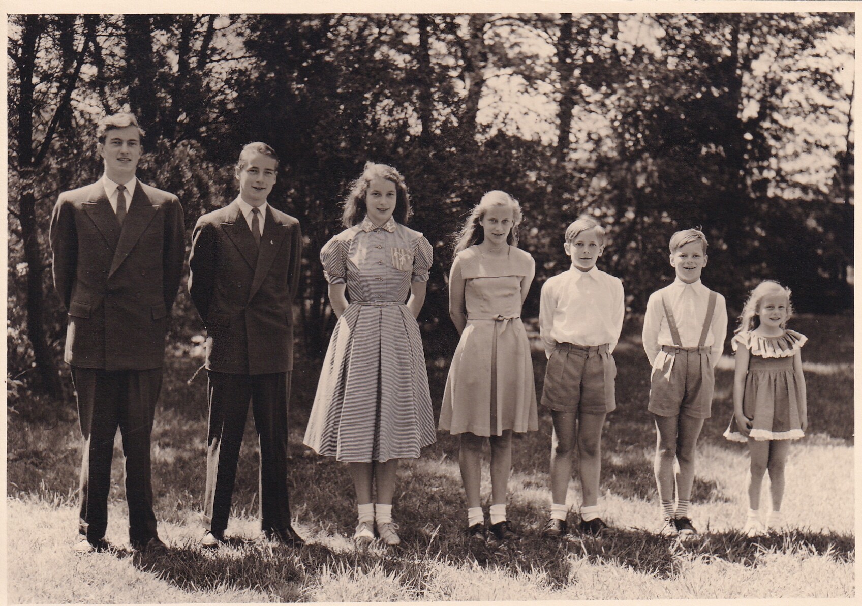 Bildpostkarte mit Gruppenfoto der sieben Kinder des Louis Ferdinand Prinz von Preußen (1907-1994) und seiner Frau Kira (1909-1967), 1955 (Schloß Wernigerode GmbH RR-F)