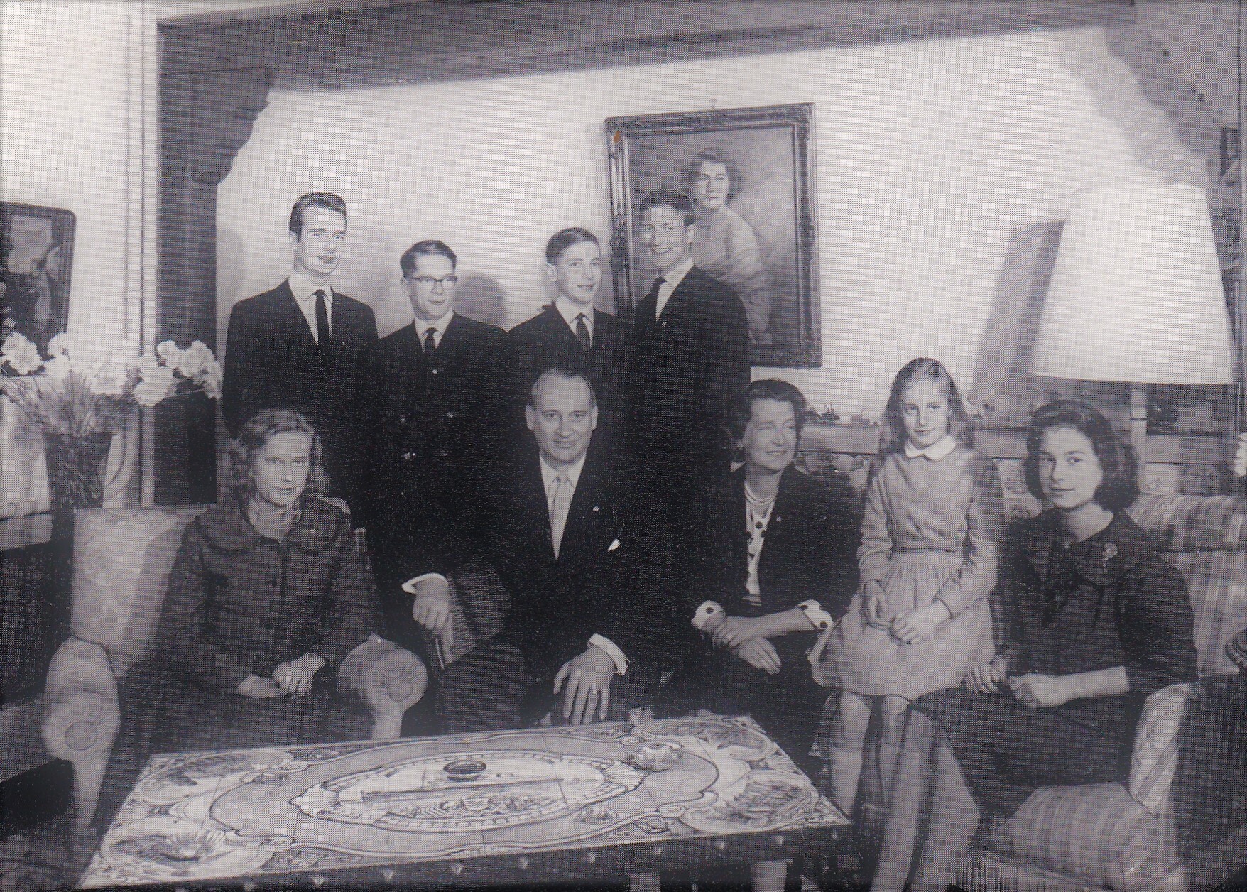 Bildpostkarte mit Gruppenfoto der Familie des Louis Ferdinand Prinz von Preußen (1907-1994), 1960 (Schloß Wernigerode GmbH RR-F)