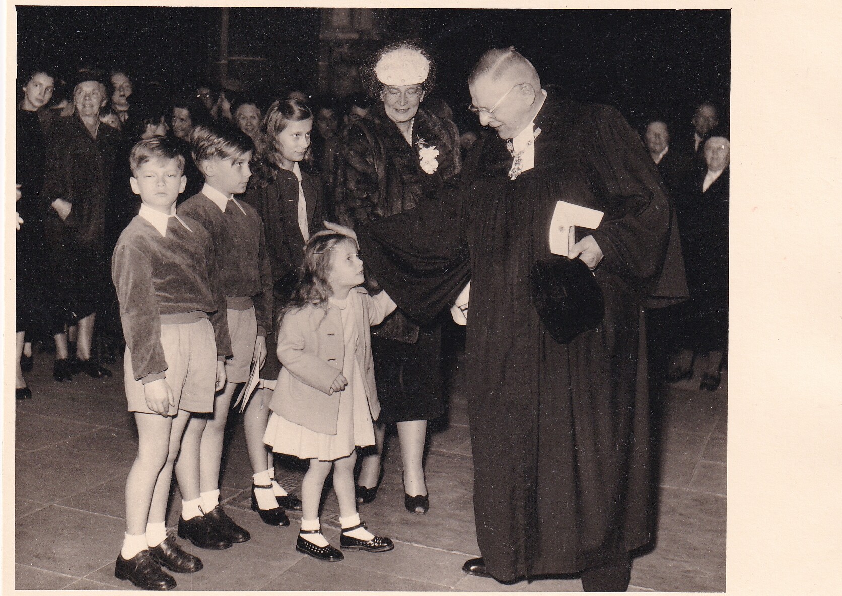 Bildpostkarte mit Foto von Kira Prinzessin von Preußen (1909-1967) mit Kindern und Hofprediger Bruno Doehring bei der Konfirmation ihrer beiden ältest (Schloß Wernigerode GmbH RR-F)