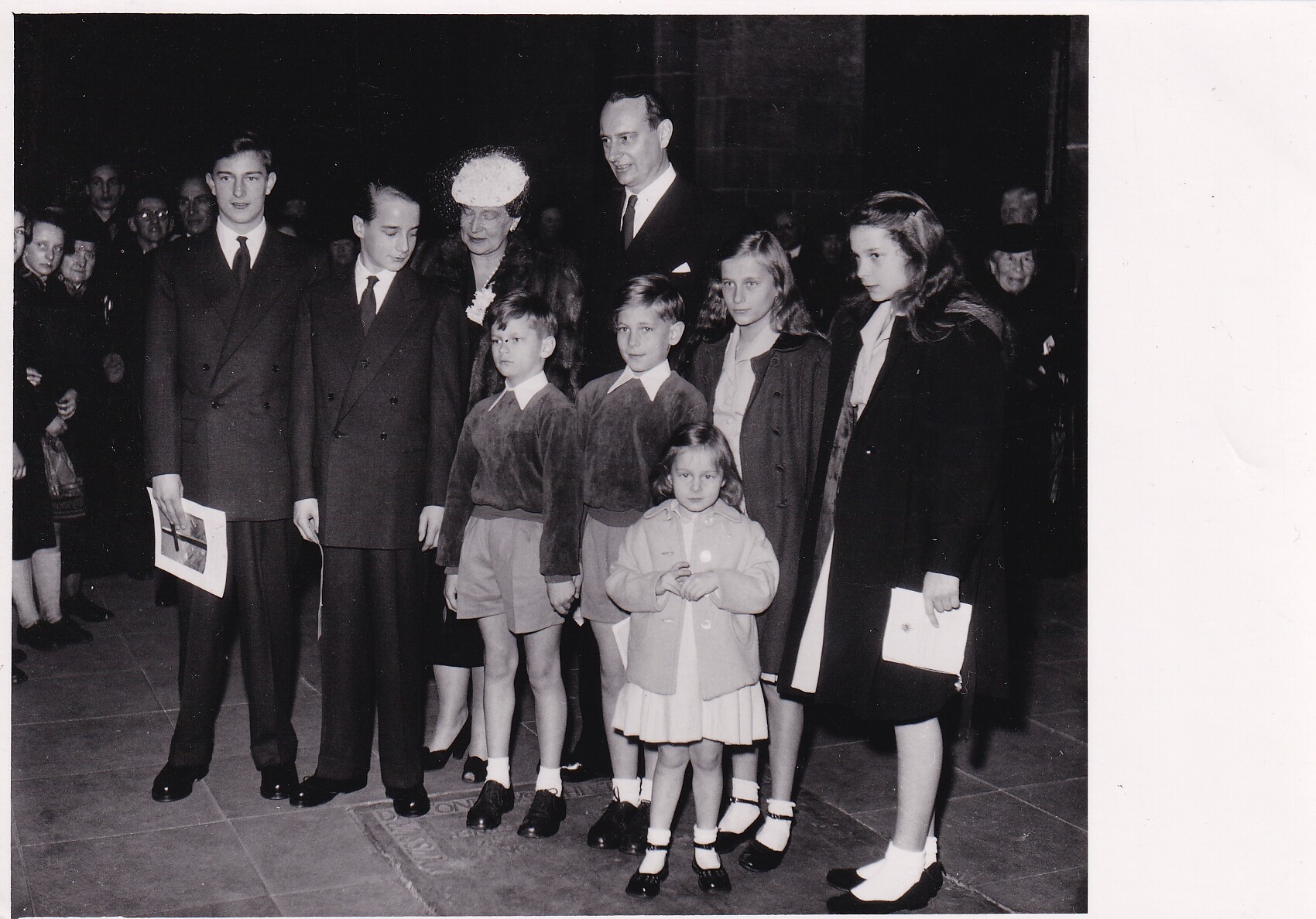 Bildpostkarte mit Gruppenfoto der Familie des Louis Ferdinand Prinz von Preußen (1907-1994) bei der Konfirmation seiner beiden ältesten Söhne, 2. Apri (Schloß Wernigerode GmbH RR-F)
